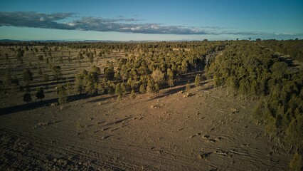 Obraz premium Aerial view of a vast, dry landscape.