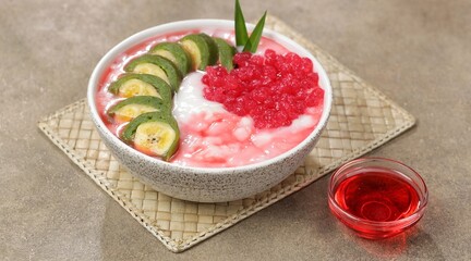 Es Pisang Ijo. Green banana ice is a type of typical food from the Makassar tribe in South Sulawesi. This food is made from bananas coated with green flour dough