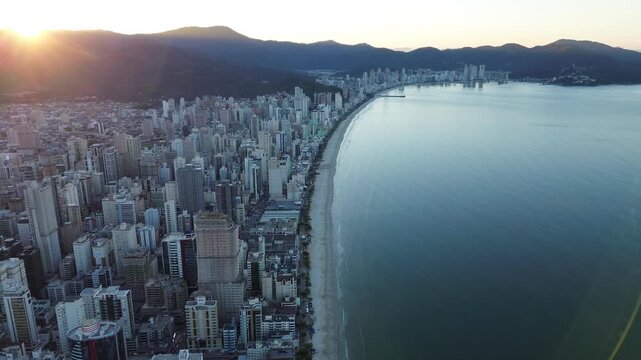 Orla da Meia Praia em Itapema, Santa Catarina