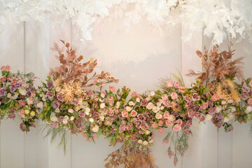 Elegant floral arrangement with pastel roses and dried foliage, creating a romantic and sophisticated decoration for weddings, events, and interior styling.