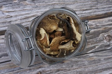 Mix of dried wild mushrooms, yellow boletus, oyster, portobello and porcini.