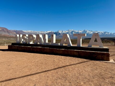 Cartel tur&iacute;stico del pueblo de monta&ntilde;a Uspallata en Mendoza.