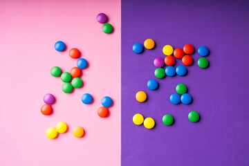 jetons multicolores sur fond rose et violets