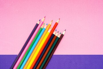 rayons de couleur multicolores sur fond rose et violet