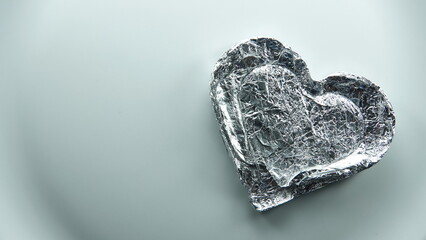 Srebrne serce wykonane z aluminium z widocznymi marszczeniami na powierzchni.  © tomo81