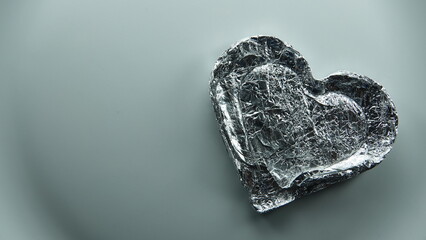 Srebrne serce wykonane z aluminium z widocznymi marszczeniami na powierzchni.  © tomo81
