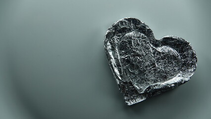 Srebrne serce wykonane z aluminium z widocznymi marszczeniami na powierzchni.  © tomo81