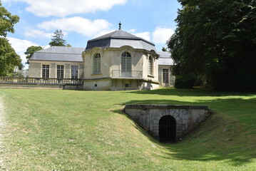 Entrée souterraine derrière la Maison de Sylvie, dans le parc du Château de Chantilly.