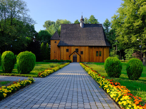 Drewniany kości&oacute;ł  NMP. w Popowicach, Polska