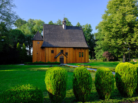 Drewniany kości&oacute;ł  NMP. w Popowicach, Polska