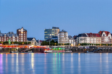 Panorama-Ansicht der Altstadt am Rhein in Düsseldorf