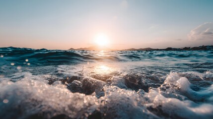 Obraz premium Ocean waves crashing at sunset.