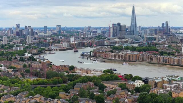 Expansive Aerial Video of Central London and the Thames from the East	featuring boats crossing on the river. 
