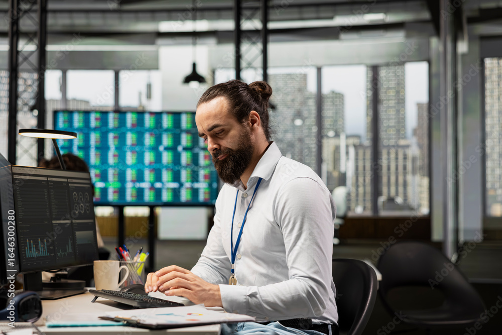 Poster office employee engages in brainstorming sessions and data analysis, leveraging insights and technol
