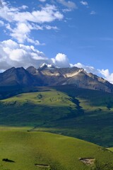 Obraz premium Scenic view of green hills and mountains.