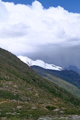 Naklejka premium Scenic mountain landscape with snow-capped peaks.