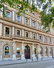 Obraz premium Neoklassizistisches Gebäude mit Figurenportal in Wien