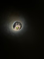 menino comendo brócolis