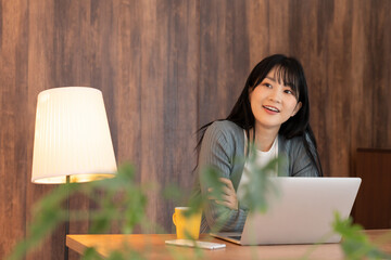 若い女性　ラップトップコンピューター