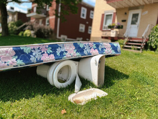 Vieille cuvette de toilettes sur le bord d'une route résidentielle