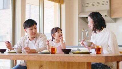 3人家族の朝食シーン