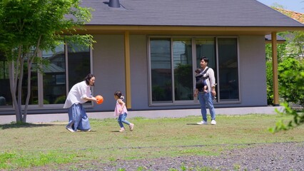 平屋の庭で遊ぶ家族