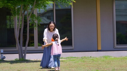 Fototapeta premium 平屋の庭で遊ぶ家族