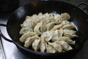 	餃子を焼く様子