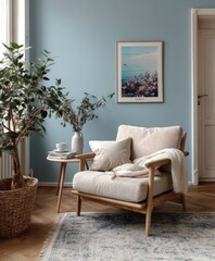Sillón beige y póster de maqueta sobre pared azul. Diseño de interiores de una sala de estar moderna.