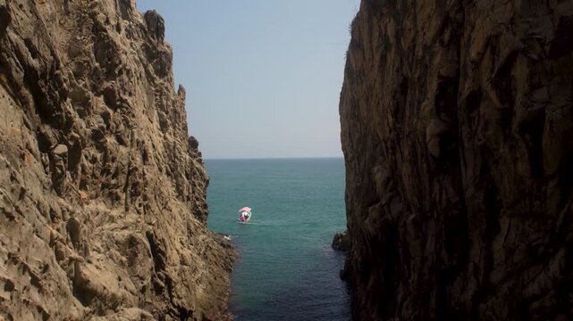 Lancha entre la quebrada 
