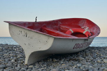 Прибрежный пейзаж. Спасательная лодка