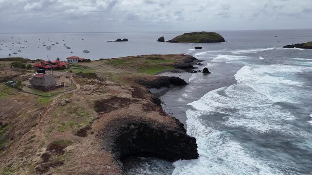 Vista a&eacute;rea do Pico do Air France em Fernando de Noronha, com mar azul e vegeta&ccedil;&atilde;o nativa preservada.