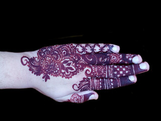 henna tattoo on hand