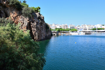 Blick auf Agios Nikolaos auf Kreta, Griechenland, vom Boot fotografiert