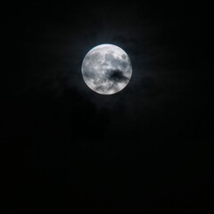 Naklejka premium full moon over blue sky