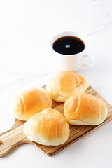 コーヒーとバターロール - 熱々のバターロールと、香りのよいコーヒーが用意された朝食のテーブル
