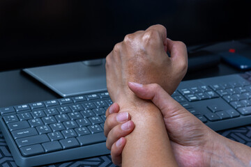 Wrist pain from repetitive computer use—tendon, nerve, and muscle injury linked to poor office ergonomics. Workplace strain and RSI awareness. Office syndrome. 