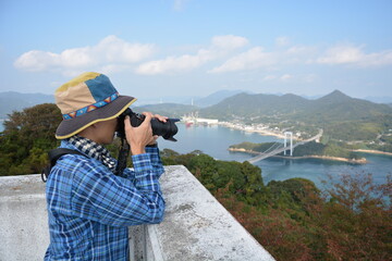 絶景の展望台から望む海と島々を撮影する