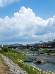 夏の空と橋が架かる猪名川の風景