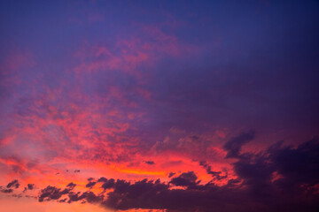 Naklejka premium Stunning dramatic sunset background with lilac purple clouds and orange sky firmament texture