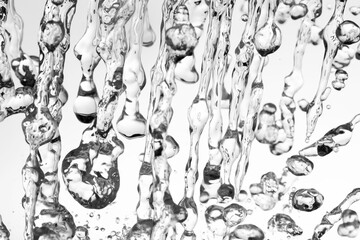 白の背景に飛び散る水飛沫.