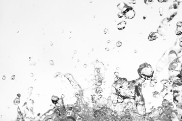 白の背景に飛び散る水飛沫.
