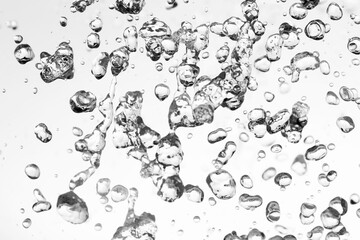 白の背景に飛び散る水飛沫.