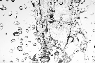 白の背景に飛び散る水飛沫.