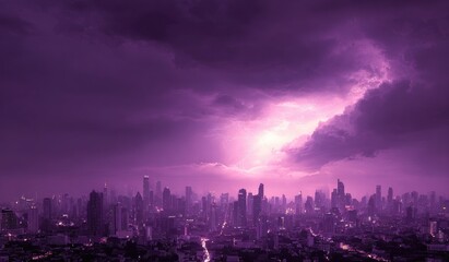 Obraz premium City skyline under dramatic purple storm clouds