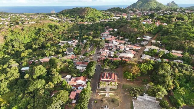 Imagem a&eacute;rea da Vila dos Rem&eacute;dios, centro hist&oacute;rico de Fernando de Noronha com casas e igreja em destaque