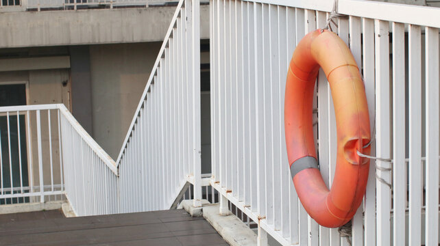 Flosafety floats on swimming pool for emergency