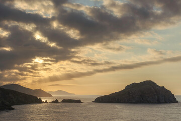 Vista de la costa de Xove con la isla de Sar&oacute;n, Xove, Lugo, Galicia, Espa&ntilde;a