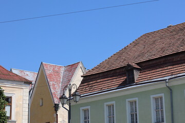 Obraz premium View of historic buildings under clear blue sky in a quaint neighborhood during midday sun