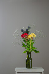 白い部屋に置かれたケイトウとエリンジウムとカスミソウ